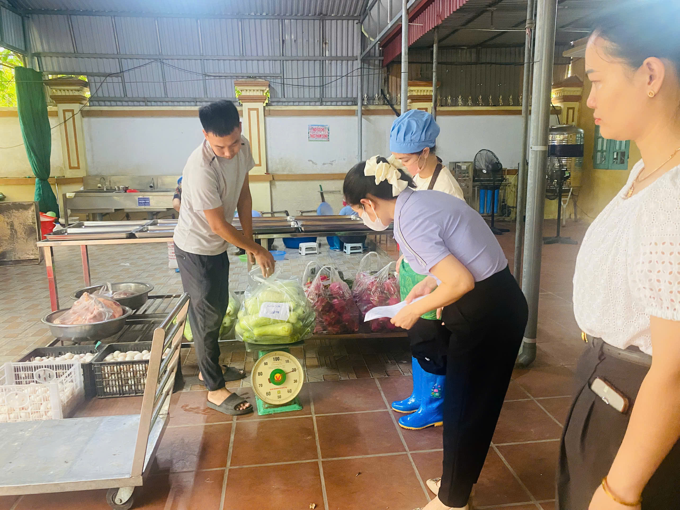 TRƯỜNG MẦM NON XUÂN TIẾN TĂNG CƯỜNG GIÁM SÁT BỮA ĂN BÁN TRÚ