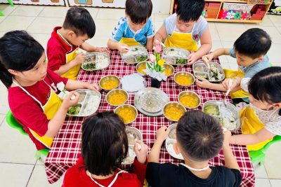 BỮA TRƯA VUI VẺ CỦA CÁC BẠN NHỎ LỚP 5TA2